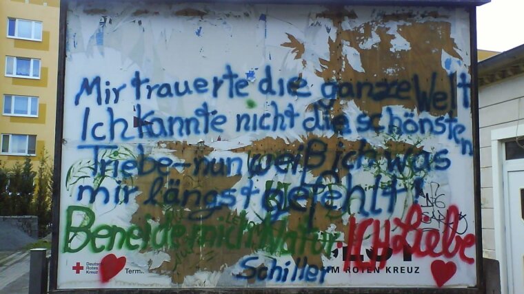 Jenaer Plakatwand, überschrieben mit einem Schiller-Lied