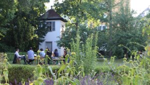 Diskussion im Garten