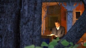 Helmut Hühn in der Ernst-Abbe-Veranda des Gartenhauses