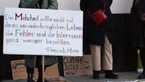 »Klimaschutz ist die beste Medizin« – Demonstration im Stadtzentrum Jenas